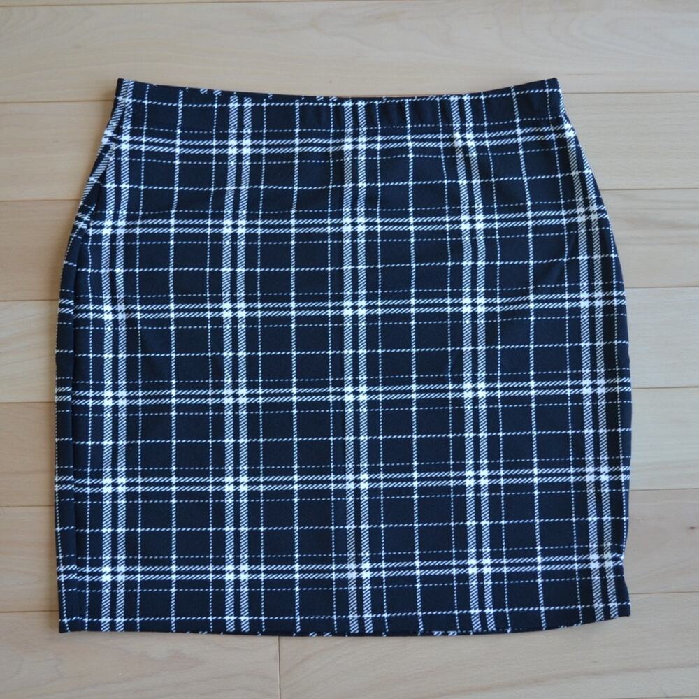 NWT Soly Hux Plaid Mini Skirt Size L Black White